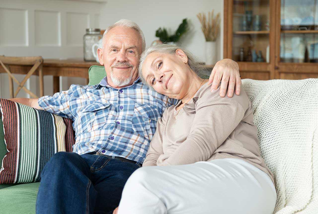Mann und Frau auf der Couch